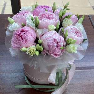 Коробка 7 розовых пионов с эустомой