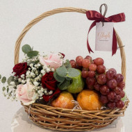 Корзина с фруктами, розами и гипсофилой