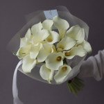 Букет 17 белых калл с оформлением